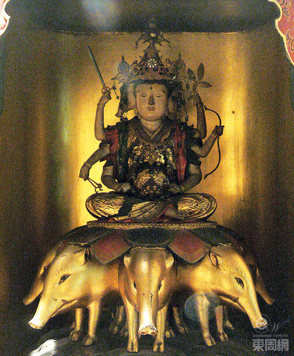 日本的摩利支天都是骑猪的,而这处供奉的摩利支天就骑着七只猪。 日本的摩利支天都是骑猪的,而这处供奉的摩利支天就骑着七只猪。