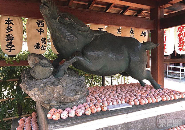 神社内有巨型「战猪」,善信都会在此祈福。 神社内有巨型「战猪」,善信都会在此祈福。