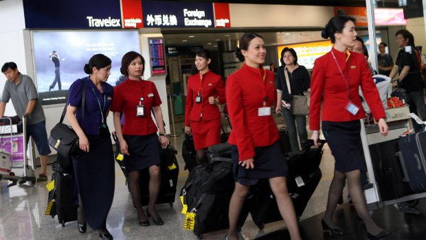 前国泰空姐爆料：歧视内地旅客是常态，公司从不招聘内地空乘