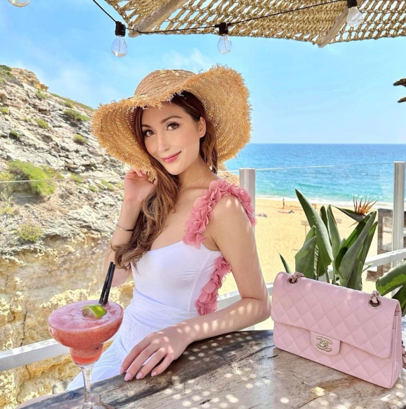 何锶珩身旁价值78,500港元的Chanel粉红色手袋亦十分抢眼,与身上粉色花花更是衬到绝! 何锶珩身旁价值78,500港元的Chanel粉红色手袋亦十分抢眼,与身上粉色花花更是衬到绝!