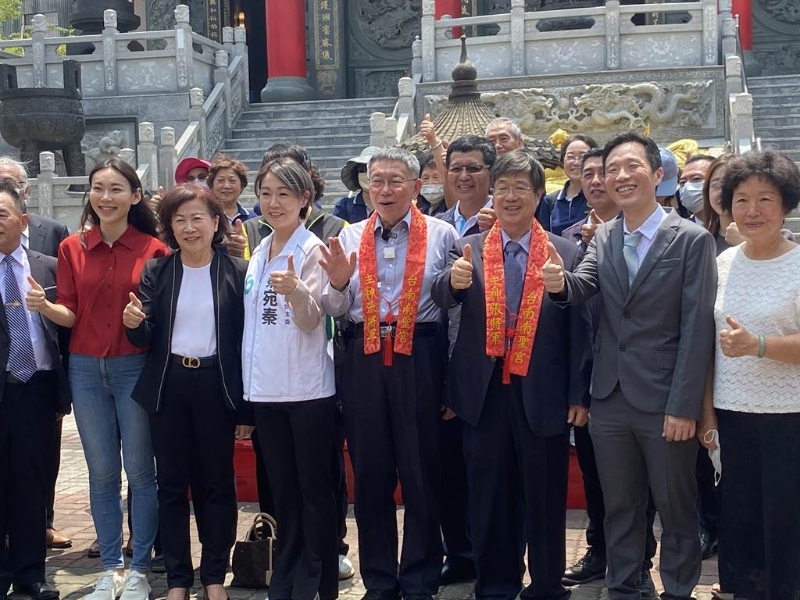 柯文哲(右四)中午参访南圣宫与支持者合影 柯文哲(右四)中午参访南圣宫与支持者合影
