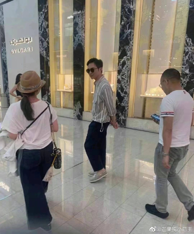 张智霖在迪拜机场被捕获 张智霖在迪拜机场被捕获