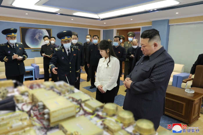 金正恩携女儿金主爱视察朝鲜“国家宇宙开发局” 金正恩携女儿金主爱视察朝鲜“国家宇宙开发局”