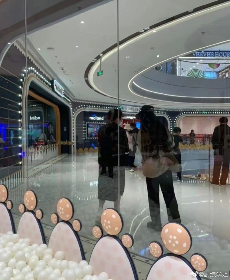 画面中郭碧婷穿着很低调，与普通人打扮没太大区别