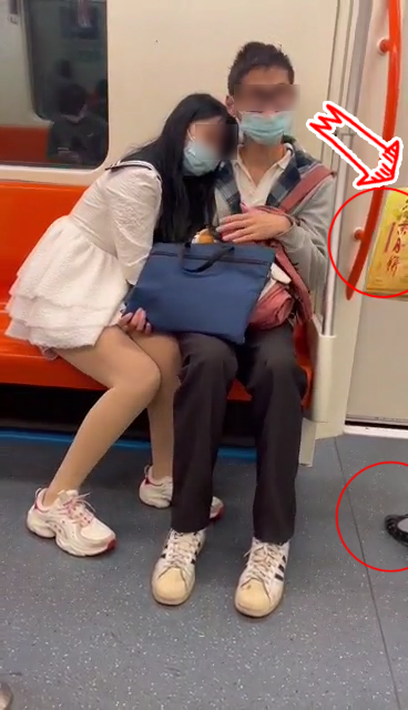 男子望向乘客 男子望向乘客