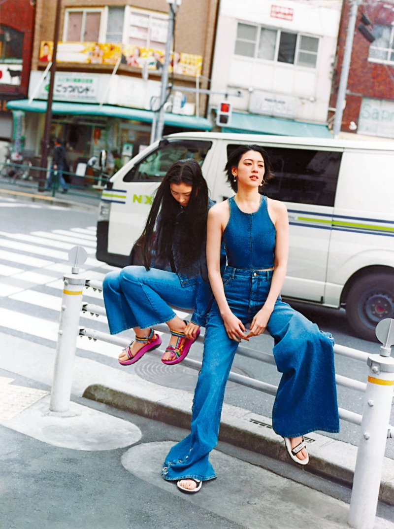 凉鞋2023|Chloé×Teva限量系列凉鞋,回收物料制作的搭带饰以Chloé标志,并配以含回收橡胶的耐用防滑外底。 ($3,900至$4,700/Chloé)