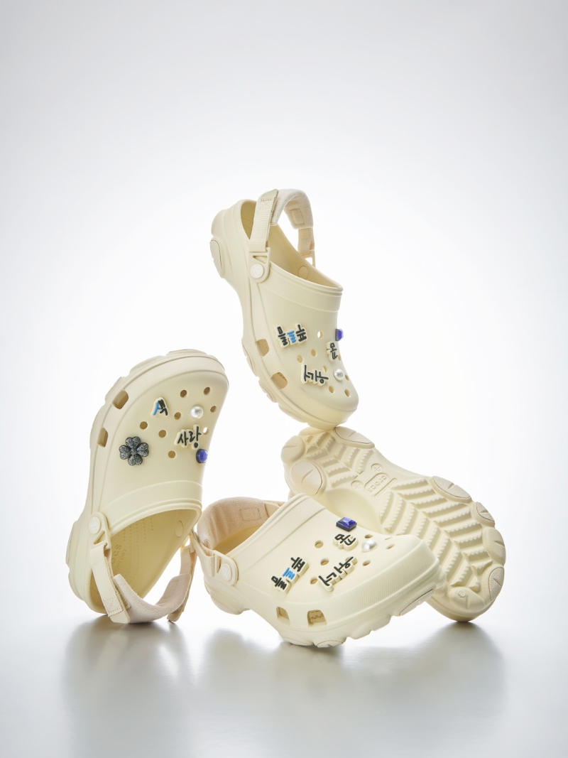 凉鞋2023|Crocs x Winner新品可配搭多款Jibbitz鞋饰,部分出自Winner成员亲手撰写的韩文字。 ($738/Crocs)