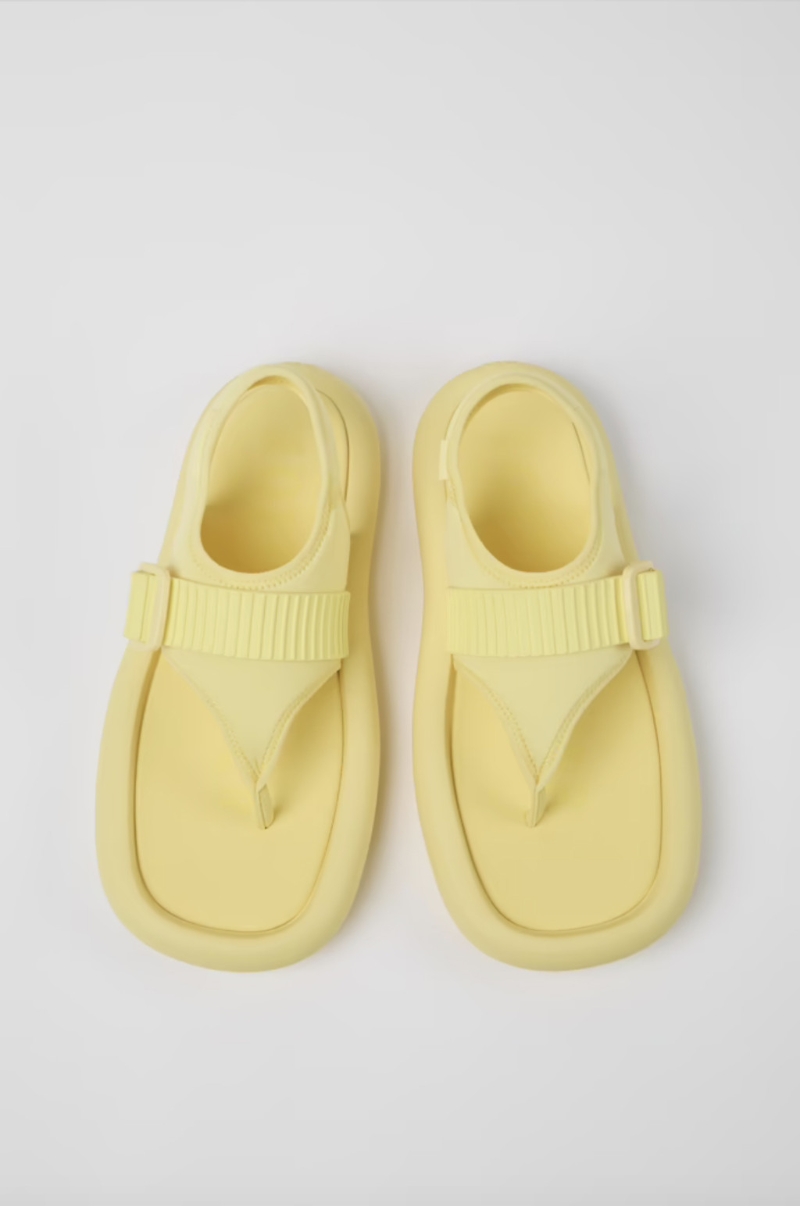 凉鞋2023|Camper X Ottolinger再生橡胶中性人字拖凉鞋/$2,599/Camper,重新演绎Camper标志性设计Aqua,灵感来自它的灵感来自充气快艇的形状,外形圆润抢眼。