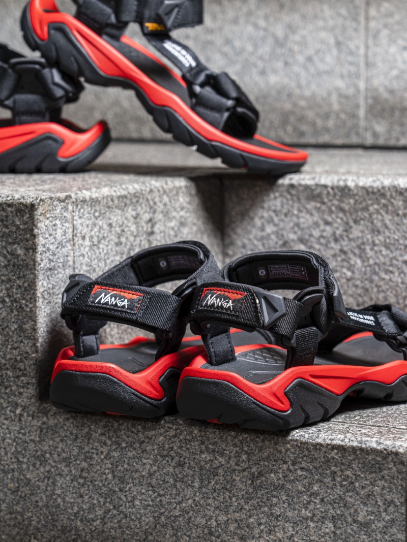 凉鞋2023|Teva x Nanga联乘限量凉鞋/$989/Teve.com,用上Nanga标志性的火熖红色,魔术贴饰有品牌格言「Believe in your adventure」。