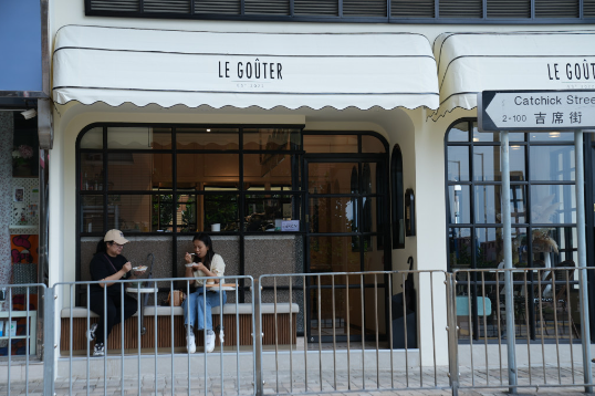 店铺外面的弧形遮阳棚和拱形弧形窗,就像法国街头的小店。 店铺外面的弧形遮阳棚和拱形弧形窗,就像法国街头的小店。