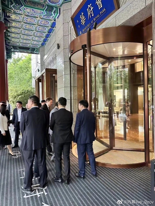 马斯克被拍下到华府会的情景 马斯克被拍下到华府会的情景