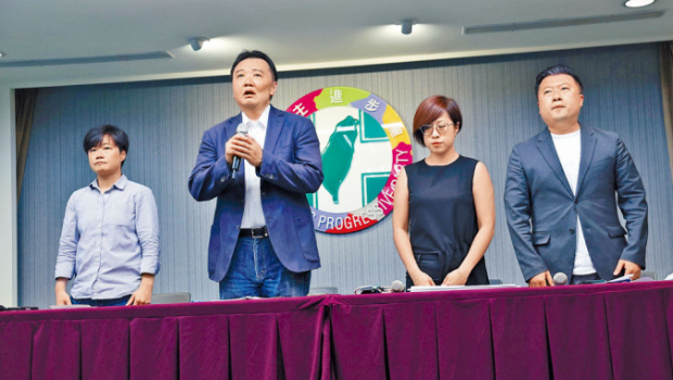 民进党秘书长许立明(左2)昨召开记者会道歉 民进党秘书长许立明(左2)昨召开记者会道歉
