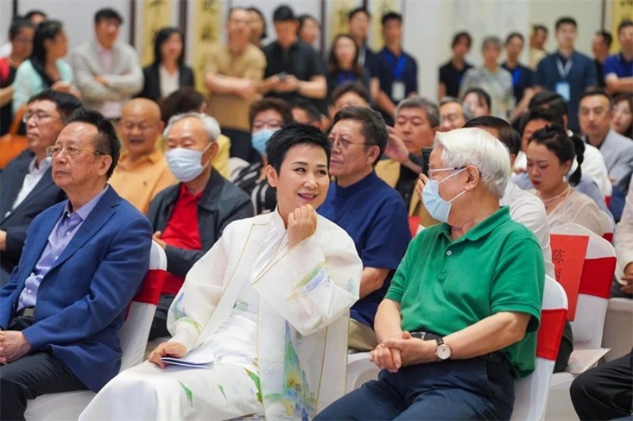 李小琳和嘉宾交流。