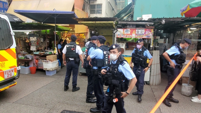 大批警员穿上避弹衣戒备