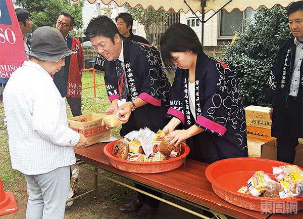 祭典期间,就有味噌免费派发给参拜者。 祭典期间,就有味噌免费派发给参拜者。