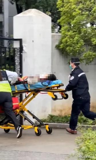 工作人员送受害人上救护车