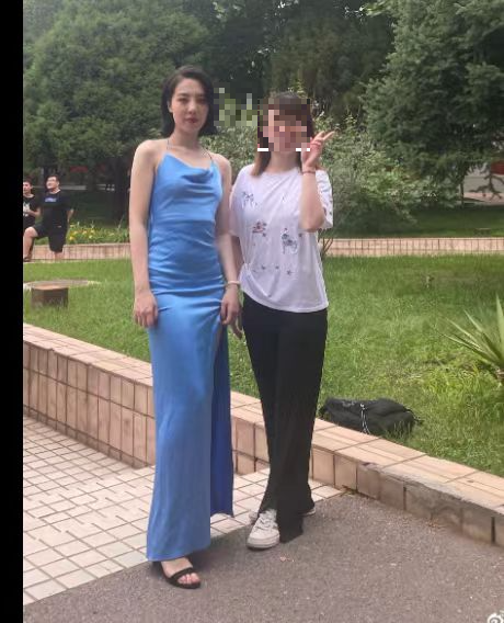身材高挑的董女(左)身形如模特儿 身材高挑的董女(左)身形如模特儿