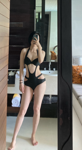 身材高挑的董女身形如模特儿。 身材高挑的董女身形如模特儿。
