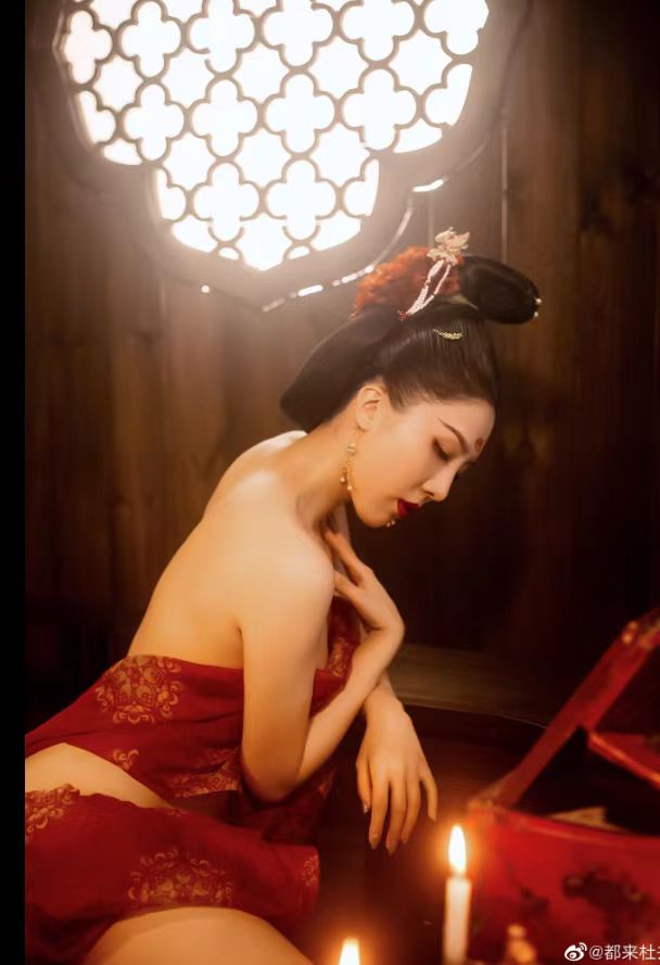 董女曾拍下不少性感照 董女曾拍下不少性感照