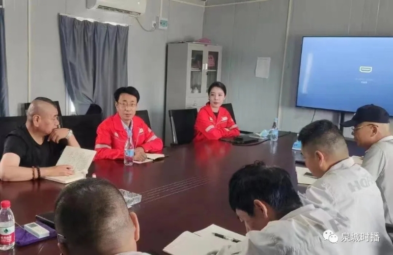 有指男女(穿红色外套)在同一公司共事 有指男女(穿红色外套)在同一公司共事