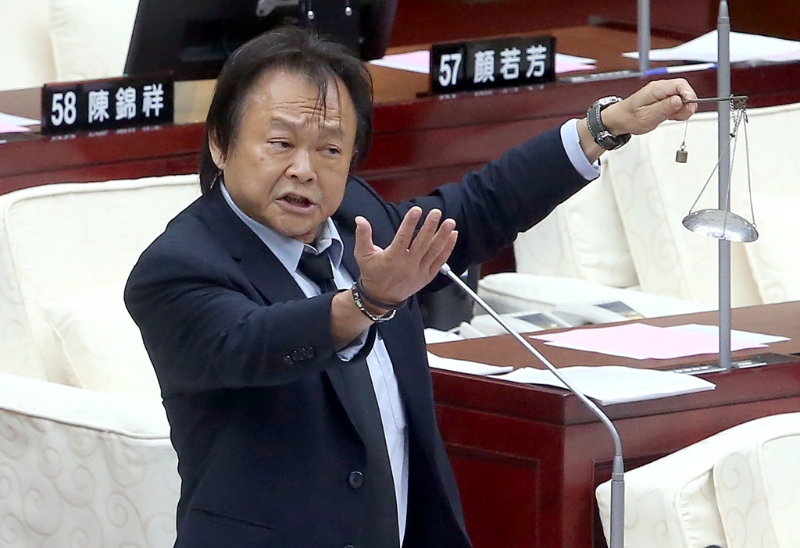 台北立委王世坚送蒋万安铁秤