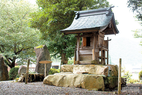 神社只是一间小型的木屋,但参拜人数甚多,更是当地历史古迹。 神社只是一间小型的木屋,但参拜人数甚多,更是当地历史古迹。