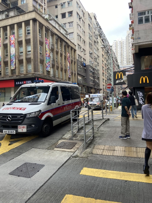 大批警车在场戒备。 大批警车在场戒备。