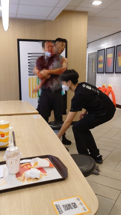 经理头部受伤满身鲜血 经理头部受伤满身鲜血