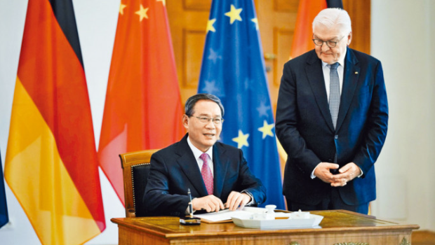 德国总统施泰因迈尔欢迎李强(左)来访。 德国总统施泰因迈尔欢迎李强(左)来访。