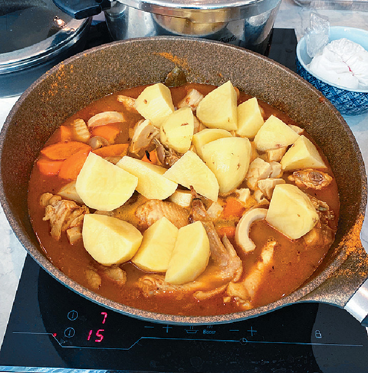 先加入红萝卜煮5分钟,再加入竹笋及薯仔煮5分钟。 先加入红萝卜煮5分钟,再加入竹笋及薯仔煮5分钟。