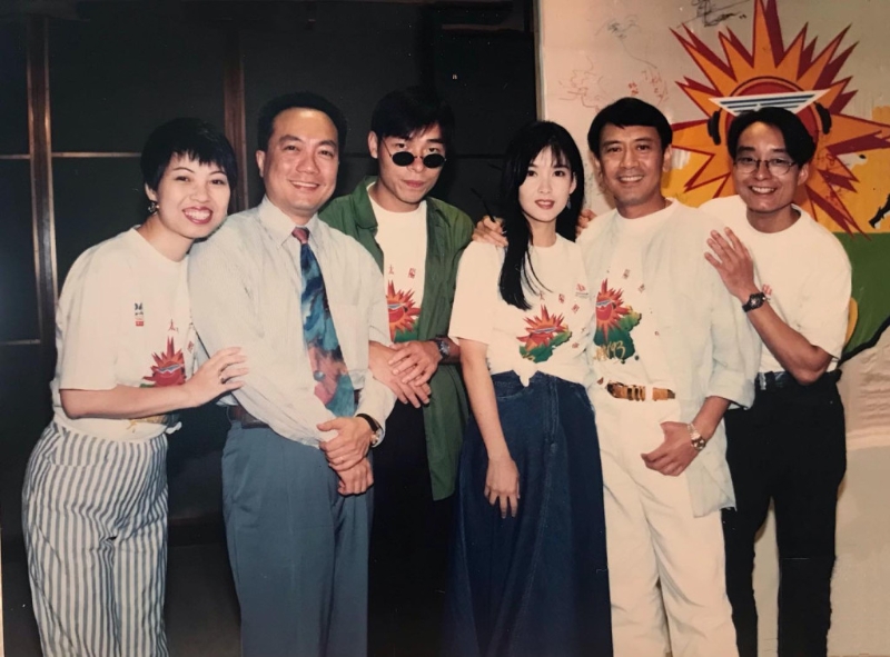 周慧敏在社交网贴出多年前的旧相，见到（左起）夏妙然、倪秉郎、许志安、周慧敏、罗文及杜家宝。