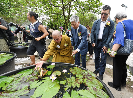 净因大和尚向嘉宾介绍池杉湖送的并蒂莲 净因大和尚向嘉宾介绍池杉湖送的并蒂莲