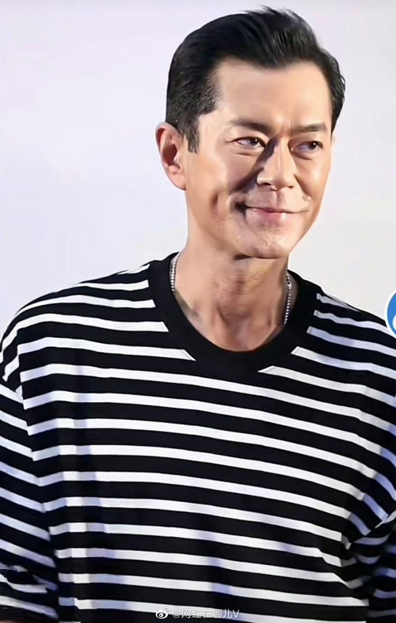 其实同日其他照片里的古天乐面部非常自然。