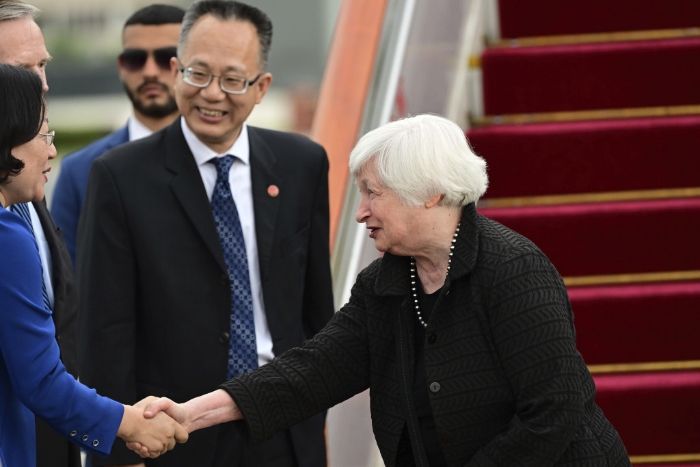 美国财政部长耶伦(右)抵达北京首都国际机场,中国财政部国际经济关系司司长杨英明(中)在旁观望。 美国财政部长耶伦(右)抵达北京首都国际机场,中国财政部国际经济关系司司长杨英明(中)在旁观望。