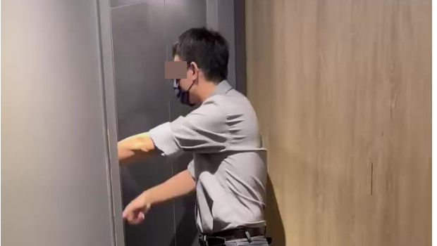 经理劝喻女子离开 经理劝喻女子离开