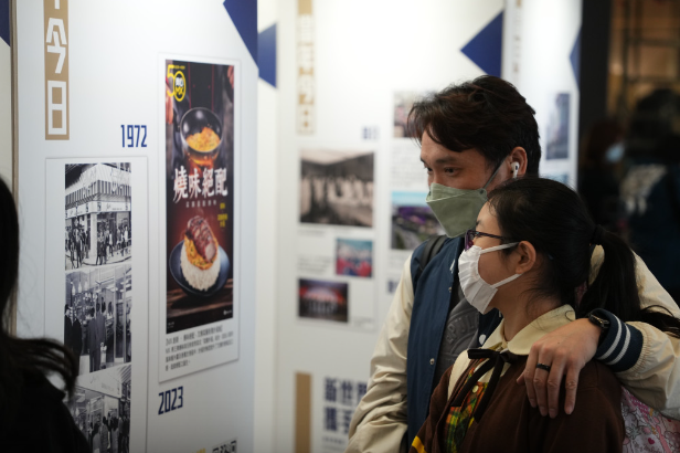 展览吸引不少家长带同小孩参观 展览吸引不少家长带同小孩参观