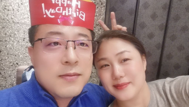 妻子汤天如曾在微博贴出与夫赵立坚的恩爱照。 妻子汤天如曾在微博贴出与夫赵立坚的恩爱照。