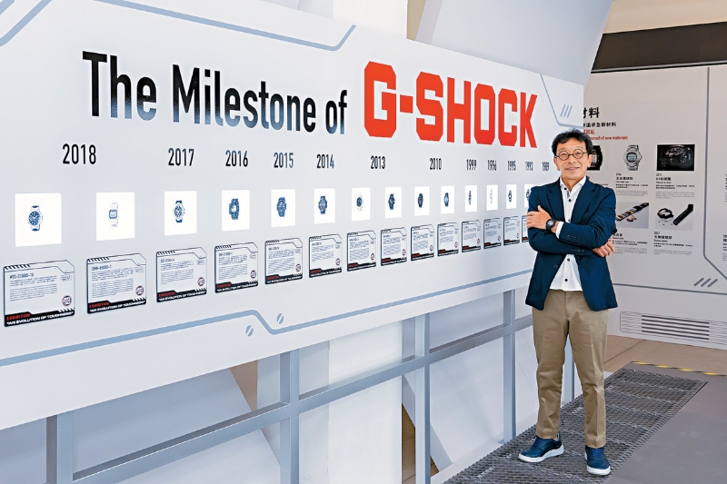 G-SHOCK之父伊部菊雄到访香港出席展览，并在G-SHOCK时光隧道中展示多年来的心血结晶。