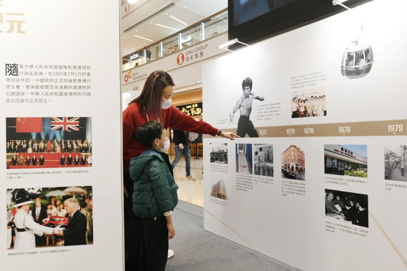 展览吸引不少家长带同小孩参观 展览吸引不少家长带同小孩参观