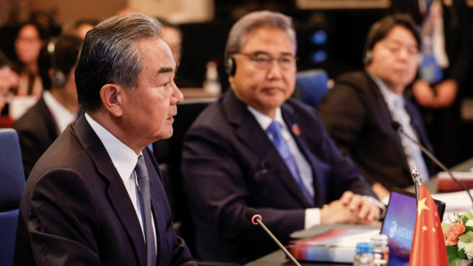 王毅(左)在印尼举行的东盟外长会议上发言,旁为韩国外长朴振(中)与日本外长林芳正(右) 王毅(左)在印尼举行的东盟外长会议上发言,旁为韩国外长朴振(中)与日本外长林芳正(右)