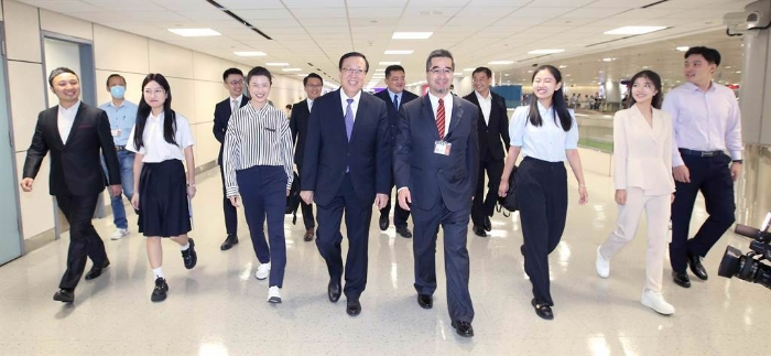 萧旭岑（前排右四）向率团的郝平（前排左四）表示欢迎。