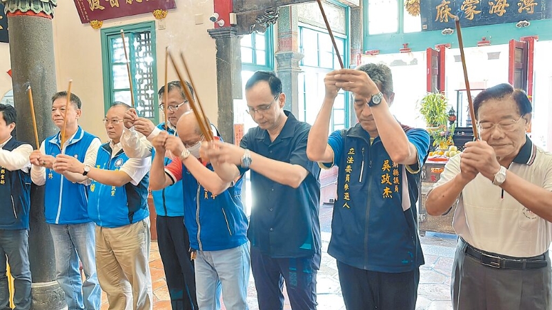 国民党主席朱立伦（右三）