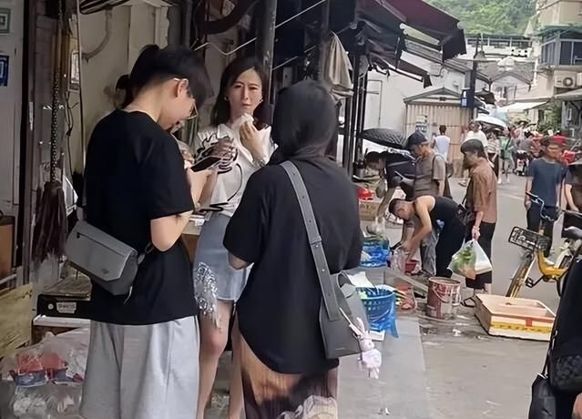 翁虹与女儿日前被网友在杭州偶遇 翁虹与女儿日前被网友在杭州偶遇