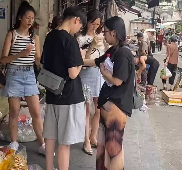 翁虹女儿刘莳身材高挑 翁虹女儿刘莳身材高挑