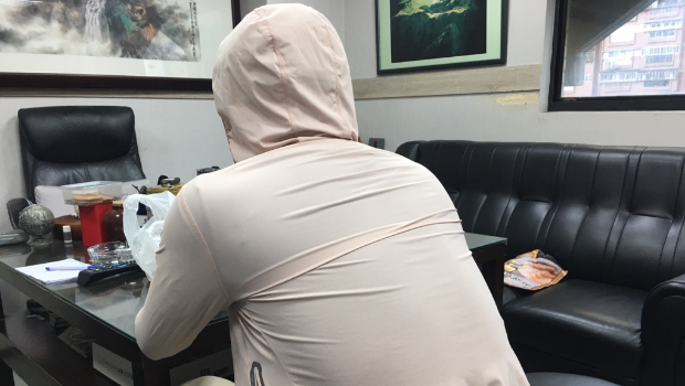 台女检察官遭爆涉性骚扰，男警：她对我又抱又亲