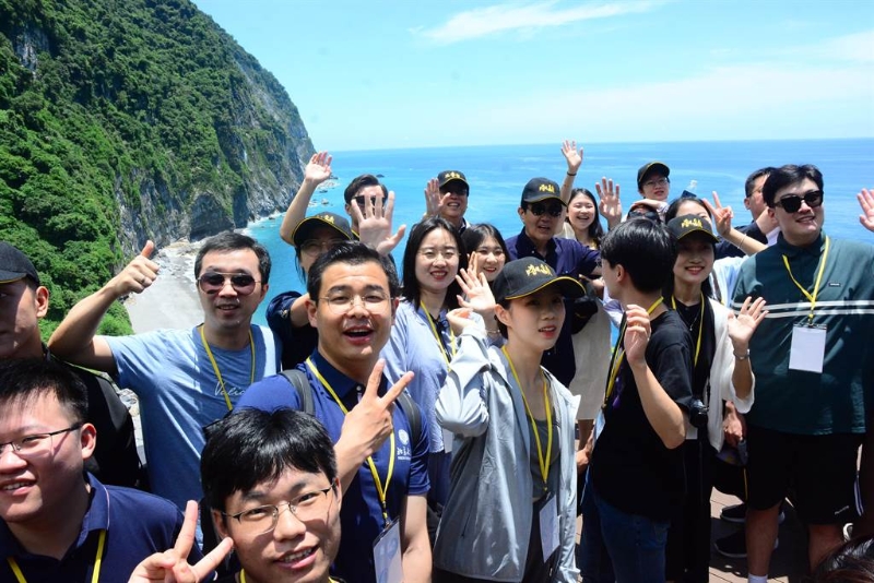 马英九与大鲁学生在清水断崖观景台合影