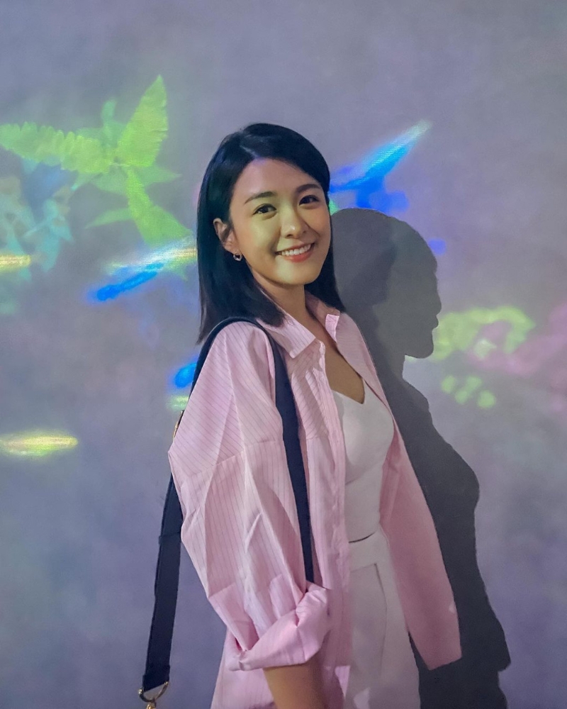 紧身低胸上衣除了突显了她的丰满上围，同时亦浅露纤腰！