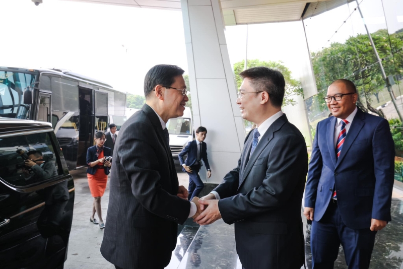 李家超一行人抵达印尼。周侃(右二)、Santo Darmosumarto(右一)在机场迎接。(李家超fb图片) 李家超一行人抵达印尼。周侃(右二)、Santo Darmosumarto(右一)在机场迎接。(李家超fb图片)