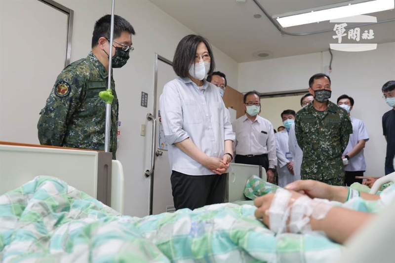 蔡英文探视受伤官兵