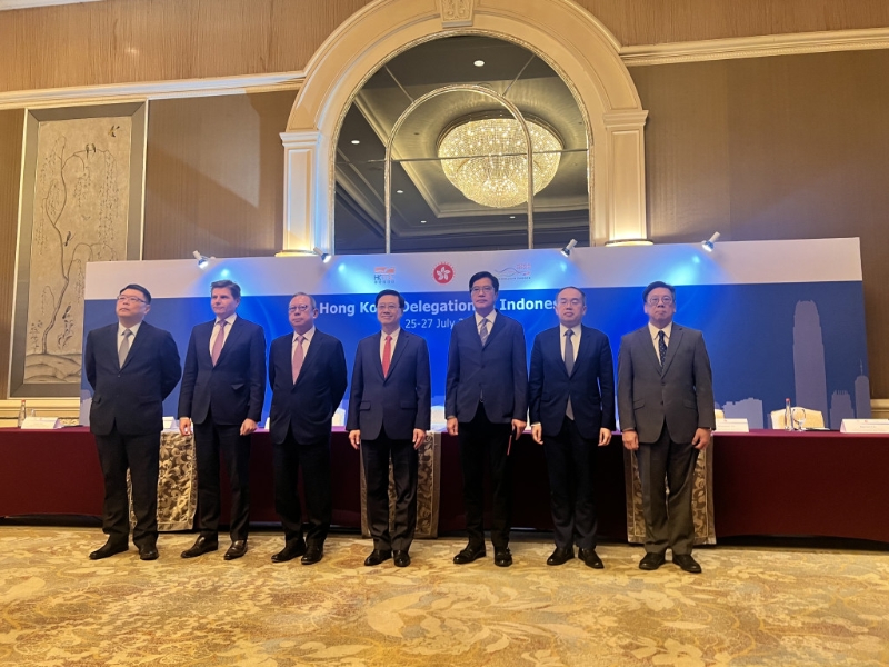 李家超(中)与随团官员早上在印尼当地召开记者会。郭咏欣摄 李家超(中)与随团官员早上在印尼当地召开记者会。郭咏欣摄
